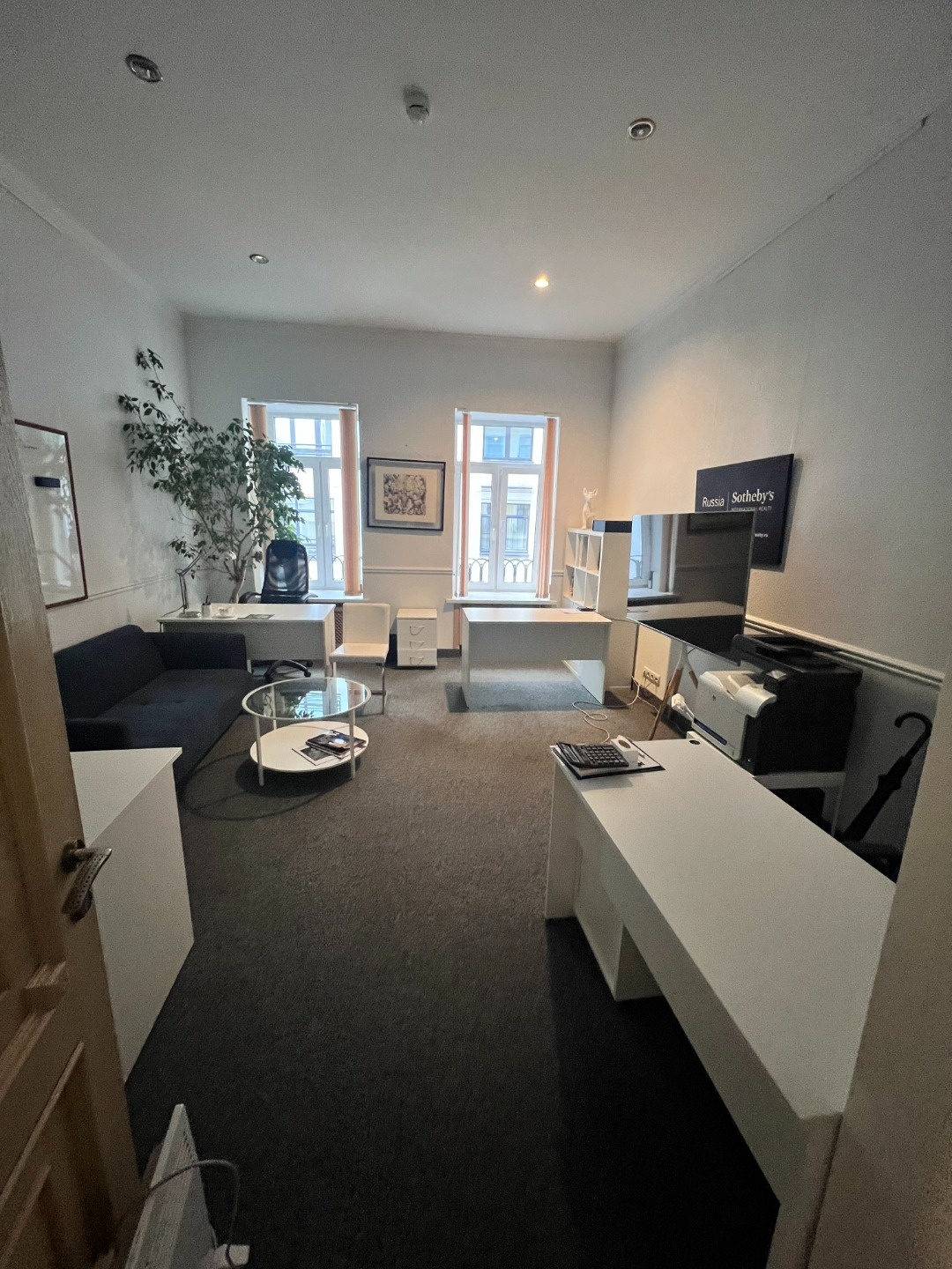 Предлагаем в аренду офис в особняке

Общая площадь 157,4 кв.м.
Кабинетная планировка

Арендная ставка  65.000 руб. за кв.м. в год с НДС.
м.м. по 25.000 руб. 

Электроэнергия по счетчику.
Все остальное включено.