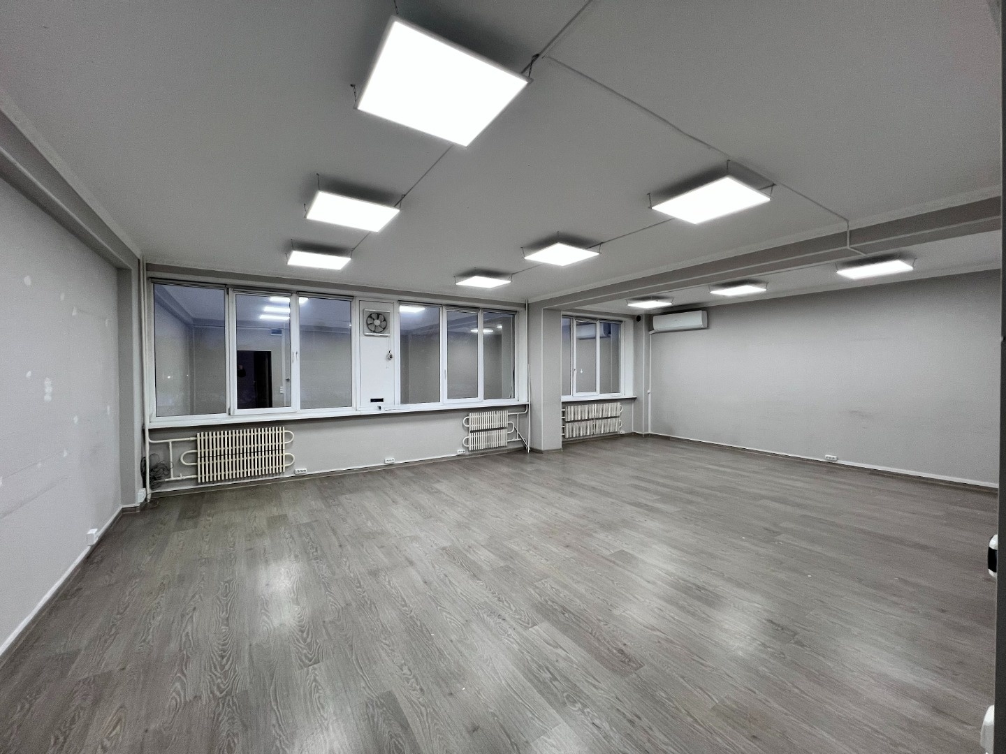 Предлагаем в продажу офис в административном здании.

Общая площадь 54 кв.м
Планировка опен спейс.
Кондиционер.
3-этаж.

Стоимость 12 500 000 рублей в месяц. УСН
