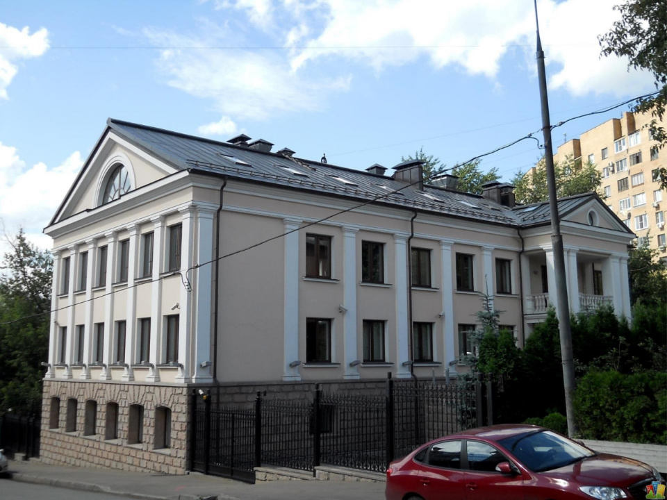 Саввинские палаты - это старинный особняк, построенный архитектором Семеном Шлихтом в конце 19 века в стиле классицизма. Двухэтажное здание с цокольным этажом и мансардой общей площадью 1 450 кв.м. было полностью реконструировано компанией Coalco в 2006 году, особое внимание уделено сохранению его к