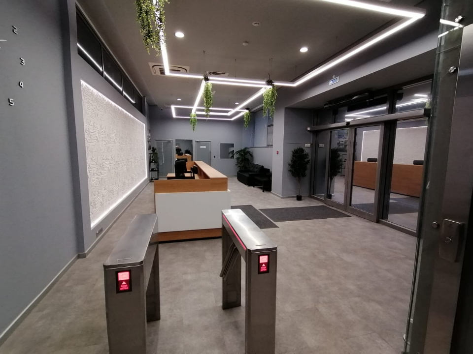 Предлагаем в аренду офисное помещение в БЦ Кобальт класса B+ 

3-й этаж 700 м2 
Опенспейс. 
С отделкой.

Высота потолков: 4.5 м.  
Офис с качественной отделкой, готов к въезду. 
Отделка: пол- линолеум, окна выходят окна во двор и на улицу, 4 мокрые точки, 

Здание реконструировано в 2020 году, полно