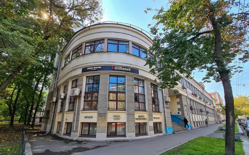 Бизнес-центр Заморенова, 11, находящийся по адресу Заморенова, 11 расположен в Пресненском районе Центрального административного округа (ЦАО) города Москвы. Ближайшая станция метро Краснопресненская. Расположение здания обеспечивает удобный подъезд благодаря транспортной близости Звенигородского ш