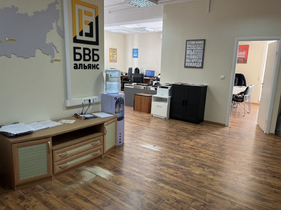 Предлагаем в аренду офис в БЦ Мневники 6, на 3 этаже.
Офисный блок 140 кв. м. 

Четыре кабинета, большой опен спейс,  рецепшен, кухня и сан узел.

Круглосуточный режим работы. 
Удобный подъезд с проспекта Маршала Жукова, Звенигородского и Хорошёвского шоссе. 
До ближайшей станции метро Хорошёво МЦК 
