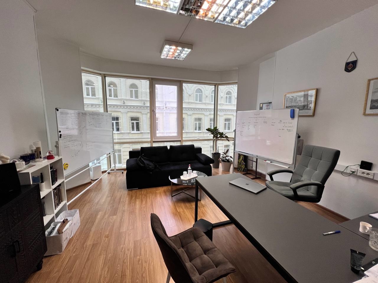 Предлагаем в аренду офисный блок 171 кв.м.

Планировка:  семь кабинетов, коридор, кухня, два с/у.  


Арендная ставка:  30 000 кв. м. в год. УСН.  
Коммунальные и эксплуатационные платежи входят в стоимость. 
ИФНС 2
Пропускная система. 
Вентиляция: приточно-вытяжная. 
Кондиционирование: сплит-систем