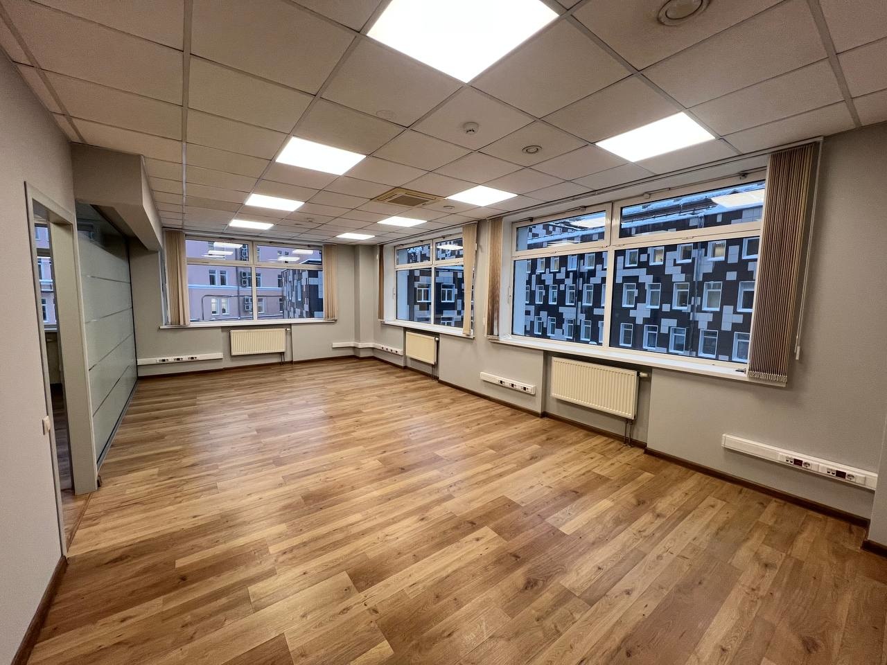 Предлагаем в аренду офис в БЦ Лесной.

Общая площадь 240 кв.м.
Планировка смешанная: пять кабинетов, переговорная,  ресепшен, кухня, 2 с/у, темная комната.
Офис с качественной отделкой. 
3-й этаж.

Современные системы:
-центрального кондиционирования.
-приточно-вытяжной вентиляции.
-пожаротушения с 