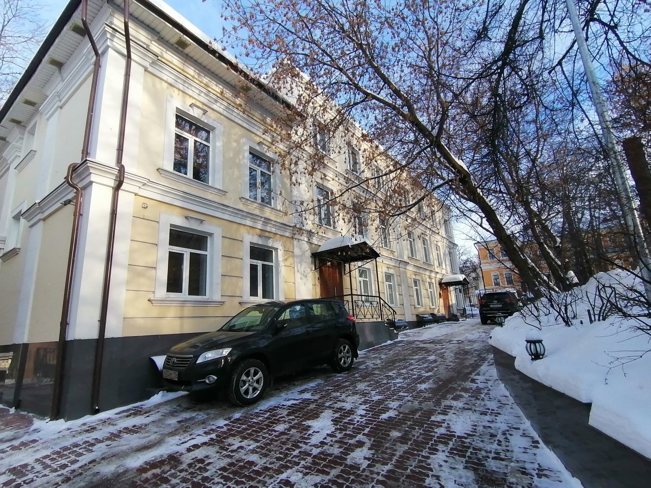 Трехэтажный особняк с подвалом в Хохловском переулке 

Общая площадь 911 кв.м.

Здание оснащено современными инженерными и коммуникационными системами.
Внутри выполнена кабинетная планировка и отделка в офисном стиле. 
На уровне второго этажа есть выход на эксплуатируемую кровлю. 
На территории пред