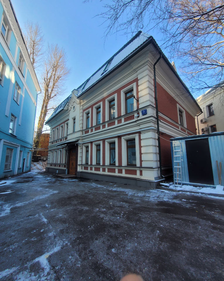 Отдельно стоящее кирпичное представительское здание 1880 года постройки с мансардой и подвалом, индивидуальный проект. Реконструировано в 2010 году. Не является памятником архитектуры.
Приточно вытяжная система вентиляции.
Премиальная отделка: паркет, тройные деревянные стеклопакеты, телефонная и ко
