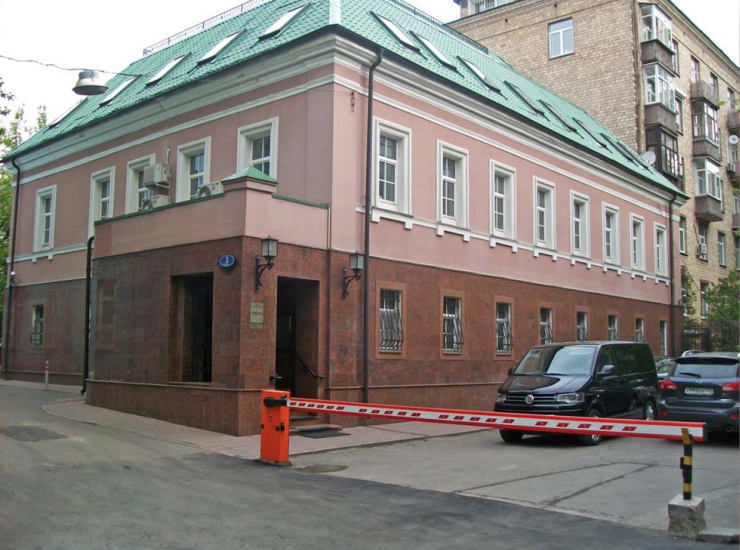 Продаем отдельно стоящее нежилое трехэтажное здание с мансардой, расположенное в тихом переулке в центре Москвы. 

Здание находится в 5 минутах ходьбы от Кремля, транспортная доступность обеспечена близостью Тверской улицы и Никитского и Тверского бульваров. 

Общая площадь составляет 1 416,5 кв. м.