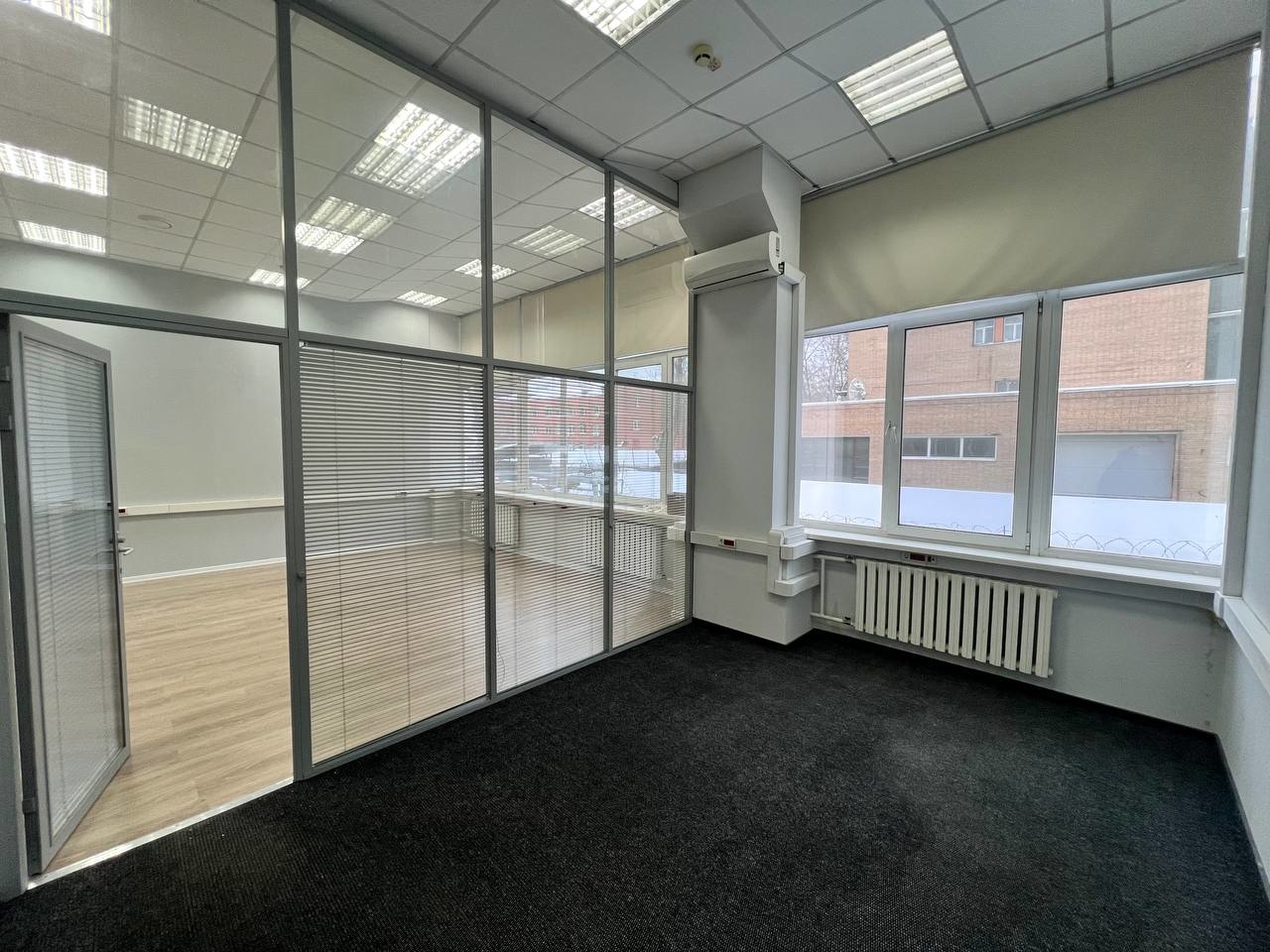 Предлагаем в аренду офис в Бизнес-Центре Магистраль. 

Общая площадь 108 кв.м.
Качественная отделка.
Планировка смешанная: опен спейс, кабинеты
Потолки 4.2 м.

В состав бизнес-центра Магистраль входят два строения, прошедших капитальную реконструкцию в 2005 году. 

Парковка 15 000 рублей в месяц