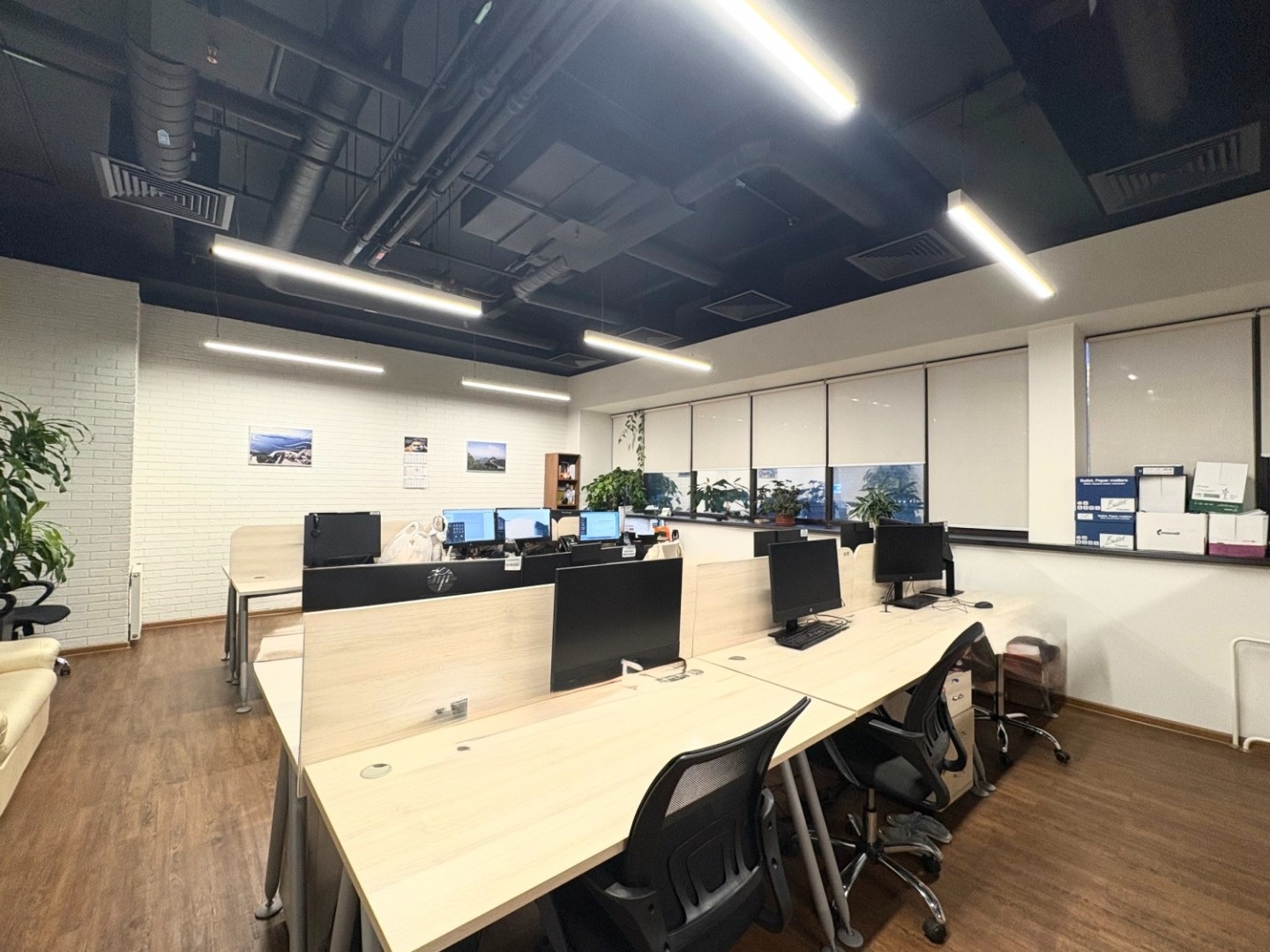 Предлагаем в аренду офисное помещение площадью в БЦ СадКо.

БЦ СадКо расположен в 5 мин. пешком от метро Чкаловская, 7 мин. пешком от м. Курская (кольцевая). 

Общая площадь 169 кв.м.
Дизайн помещения выполнен в стиле Loft. 
Цветовая концепция: белые стены, черный открытый потолок, дерево. 
План