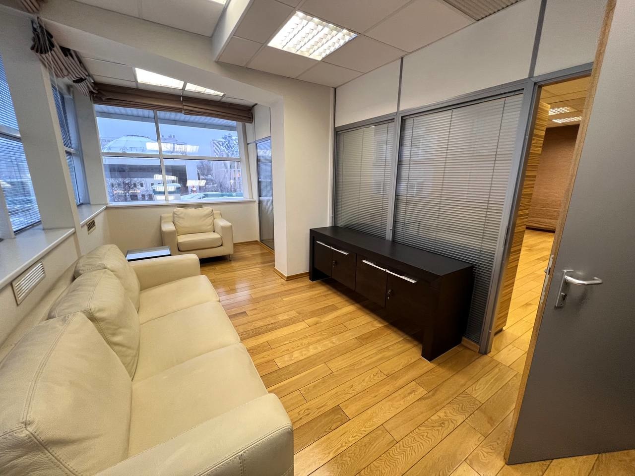 
Предлагаем в аренду видовой офис в Бизнес-Центре на Цветном бульваре.

Общая площадь 474.8 кв.м. с видом на Цветной Бульвар! 
Кабинет руководителя с комнатой отдыха и панорамным остеклением.
Этаж целиком, планировка кабинетная.
В офисе есть кухня, рецепшен и серверная.
4 этаж  

Каждый кабинет осна