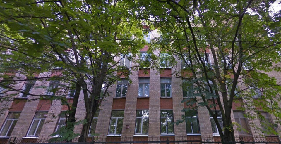 Предлагаем в аренду офисные помещения административном здании общей площадью 2562 кв.м . 
Возможно аренда частями:
620 кв.м.
648 кв.м.
1268 кв.м.
Лифта нет. 
Все коммуникации центральные.
Высота потолка 4 метра.
Шаг колон 6х6.
Смешанная планировка этажей, состояние под косметический ремонт за выездо