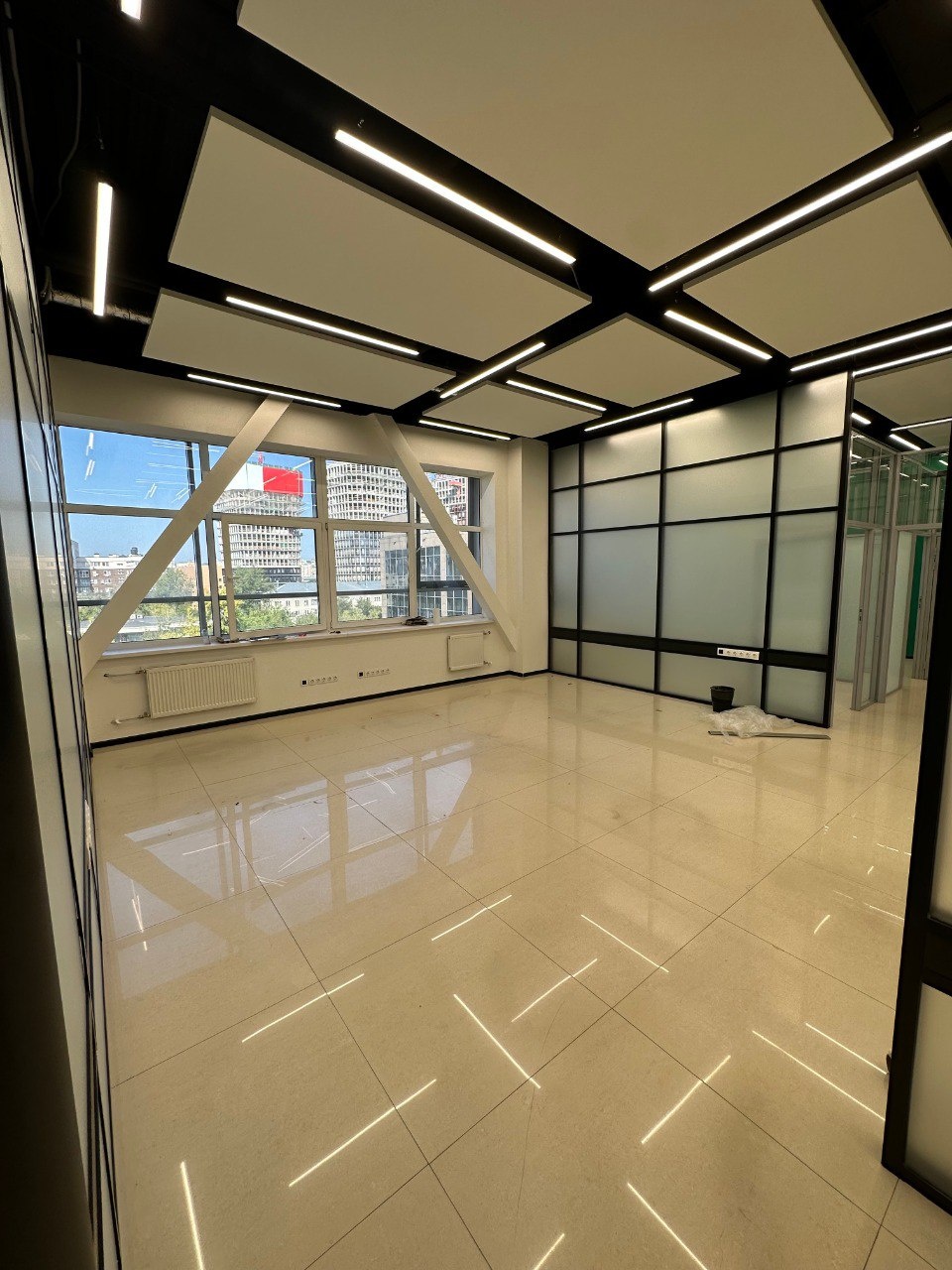 

Предлагаем в аренду офис в БЦ Премьер Плаза.

Общая площадь 188 кв.м.
Планировка кабинетная: пять кабинетов, переговорная комната и зона ресепшн, комната для
приема пищи/кладовая. Перепланировка возможна.
С отделкой

Охрана, круглосуточное видеонаблюдение. 
Пропускная система. 
Доступ 24/7

Ставка