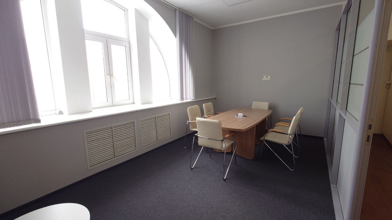 Предлагаем в аренду офис.

Общая площадь 234 кв.м. 
Отделка: за выездом арендатора. 
Кабинетная планировка. 
Кондиционирование канального типа (с притоком свежего воздуха). 
Вентиляция: приточно-вытяжная.

Исторический центр города.
Удобная транспортная доступность к основным магистралям города.

Ст