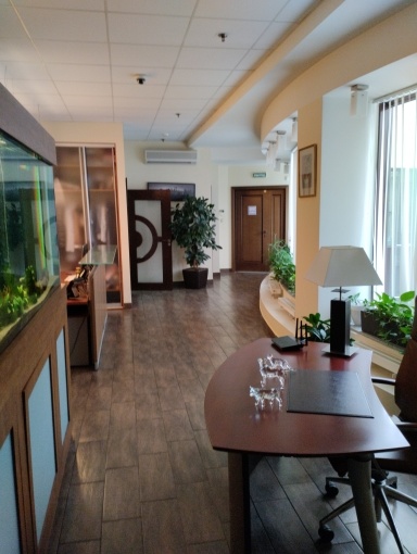 Предлагаем в аренду офис в презентабельном Бизнес Центре.

Общая площадь 140 кв.м. 
Планировка смешанная: рецепшен, кабинет руководителя с сан. узлом, переговорная, 2 кабинета сотрудников, кухня и серверная.

Современные инженерные системы:

- Вентиляция принудительная.
- Кондиционирование центральн