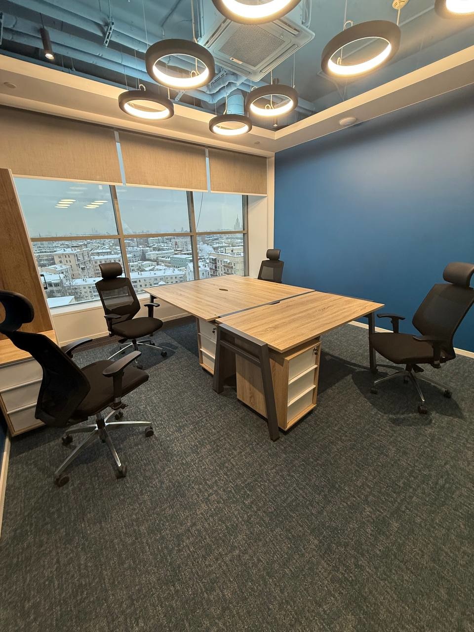 Бизнес-центр класса А  Лайт Хаус. 

Предлагается в аренду офис площадью 1295 кв. м. 
Планировка: смешанная. 
Отделка: готовая отделка. 

Современные центральные инженерные системы:
Вентиляция: приточно-вытяжная. 
Кондиционирование: центральное. 

Эффектное архитектурное решение с панорамным осте