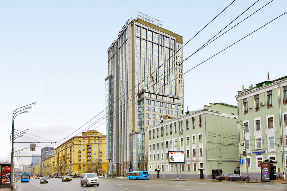 Офисное пространство располагается на 10 этаже в бизнес-центре класса A Gorky Park Tower. 
Блок имеет смешанную систему планировки. 
Расчетная площадь: 492,6 (БТИ 433) кв.м.
Кабинет руководителя со своим санузлом и душевой.
Возможность перепланировки помещения под бизнес-процессы компании рассматр
