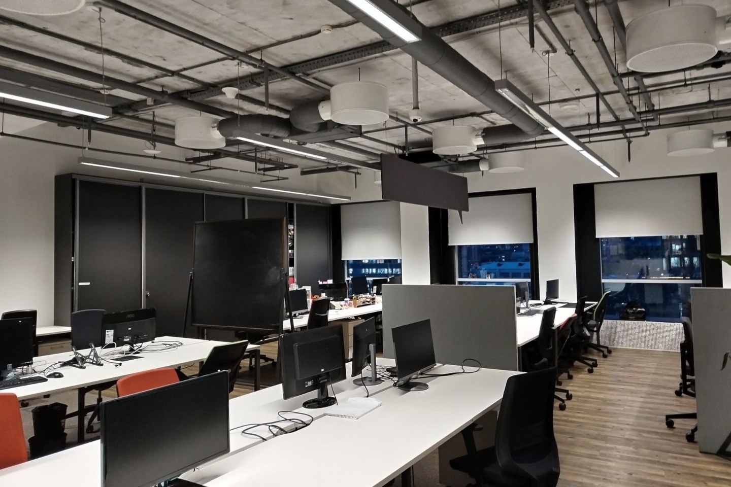 Бизнес-квартал АРМА предлагает в аренду офисное помещение. 

Общая площадь 315 кв.м.
Смешанная планировка: два отдельных кабинета, open space, помещение под кухню.

Туалеты на этаже.

Арендатор готов продать мебель, в случае заинтересованности.
Во всех помещениях выполнена качественная офисная отдел