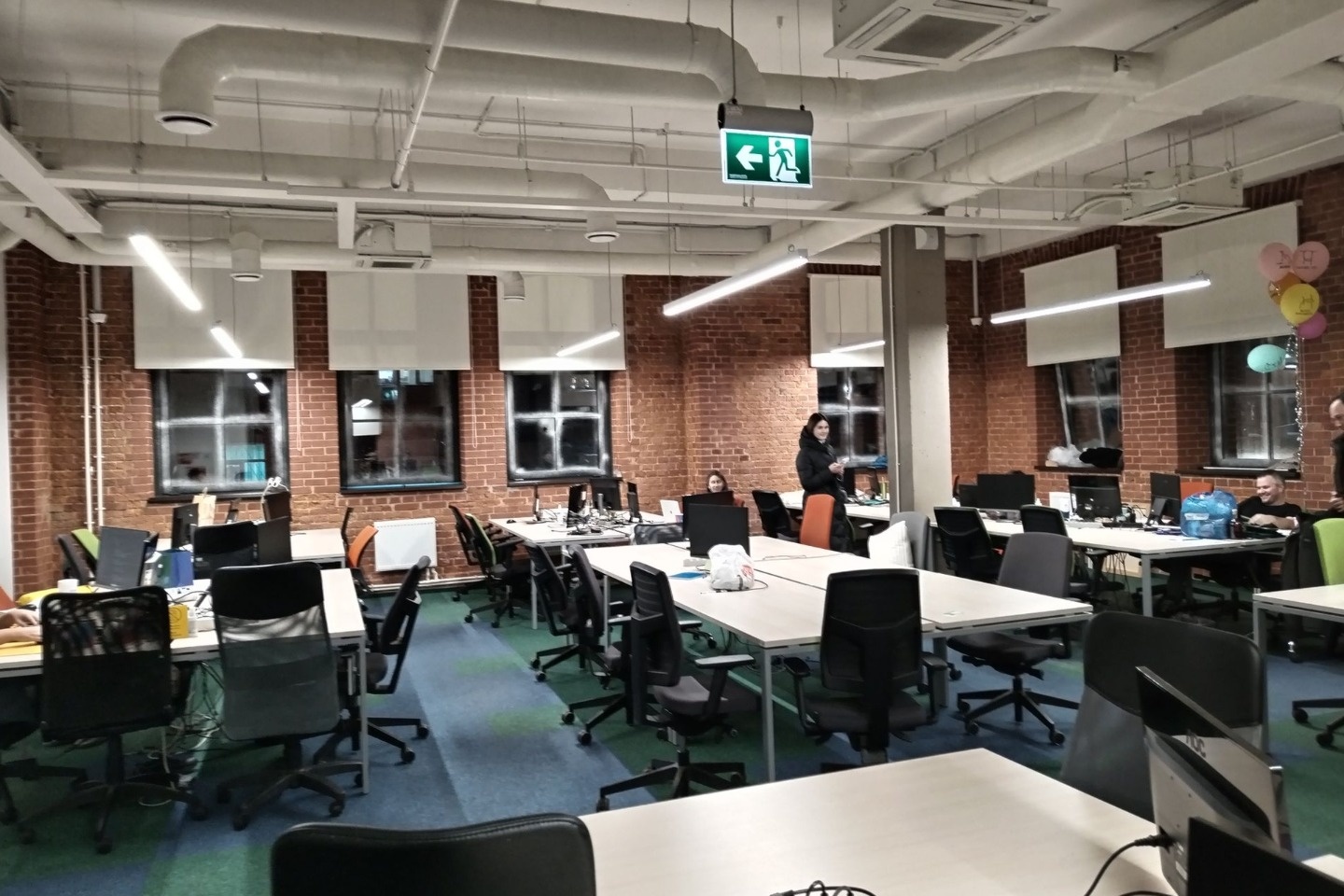 Бизнес-квартал АРМА предлагает в аренду офисное помещение. 

Общая площадь 205 кв.м.
Смешанная планировка: два отдельных кабинета, open space, помещение под кухню.

Туалеты на этаже.

Арендатор готов продать мебель, в случае заинтересованности.
Во всех помещениях выполнена качественная офисная отдел