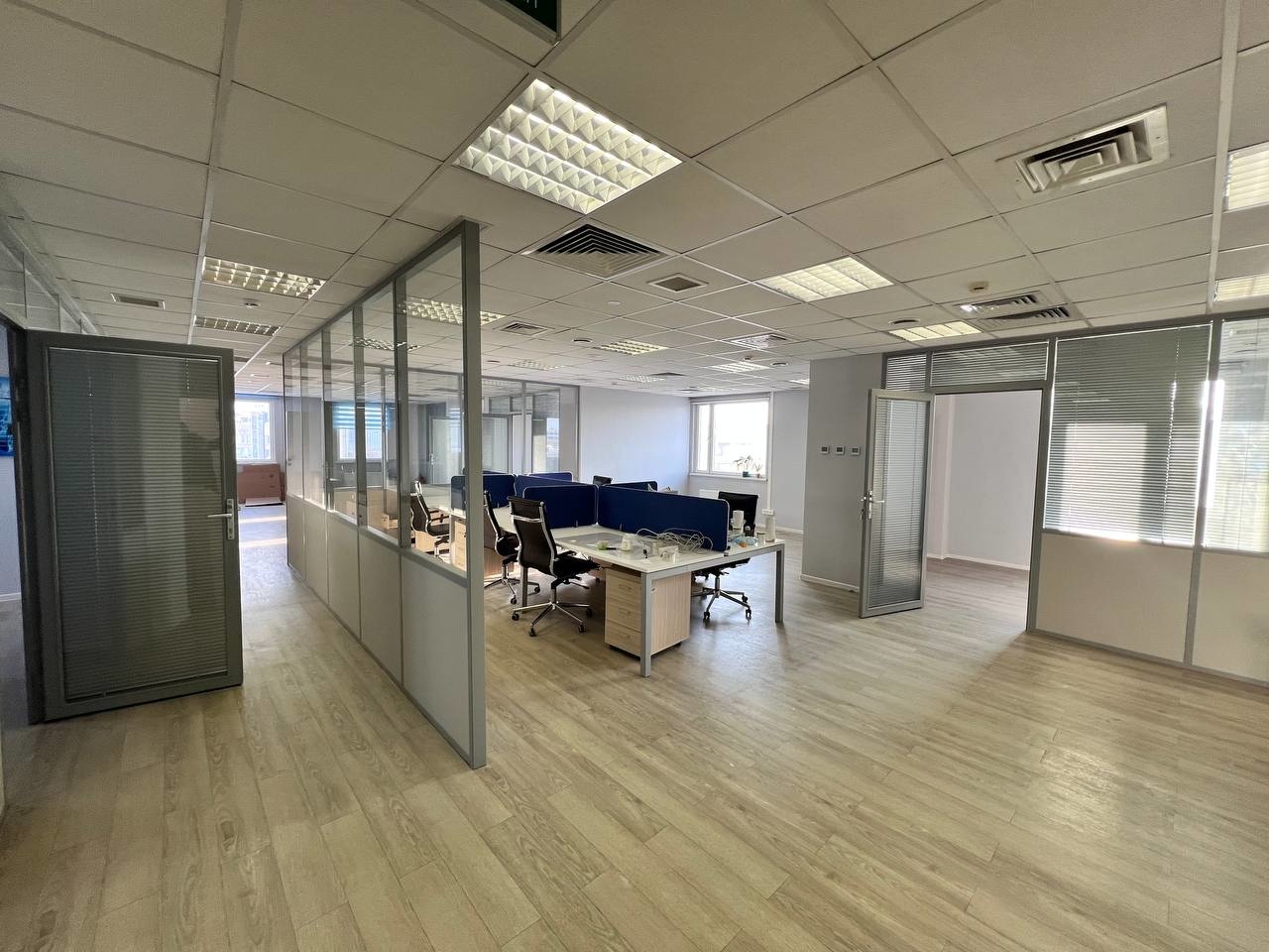 Предлагаем в аренду офисное помещение, в Бизнес Центре класса В+

Общая площадь 254 кв. м. 
Планировка смешанная: кабинеты, опен спейс, рецепшен, сан. узлы отдельные на этаже.
С отделкой.
7-й этаж.

Бизнес Центр расположен в 1-й минуте от метро Спортивная. 
Профессиональная управляющая компания. 
Кр