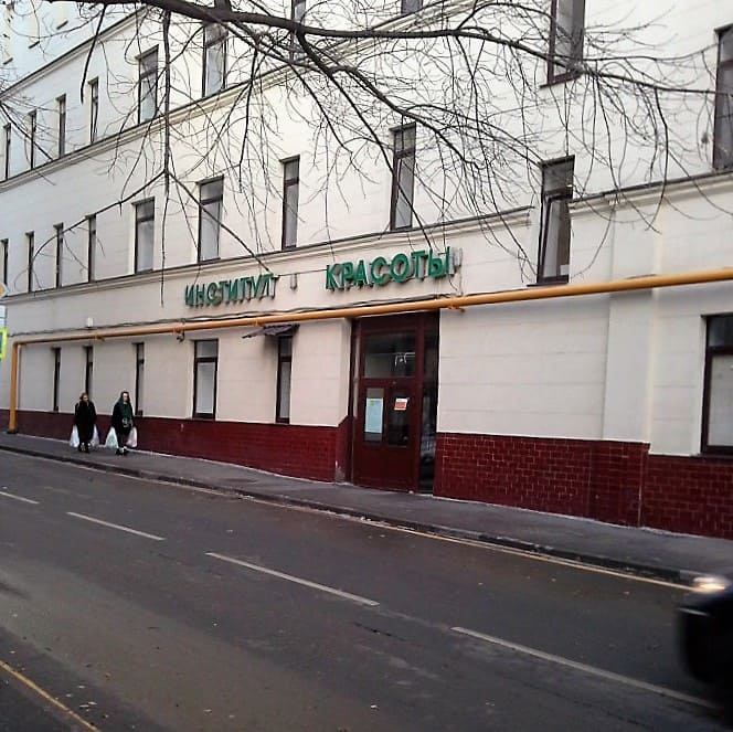 Предлагаем в аренду  офисные помещения общей площадью 53  квадратных  метра 
Есть помещения с мокрой точкой. 
Здание оборудовано приточно-вытяжной вентиляцией, охранно-пожарной сигнализацией, видеонаблюдением.
Круглосуточная охрана. 
Пропускной режим. 
Ставка  25 000 ₽ за м²/год, УСН.