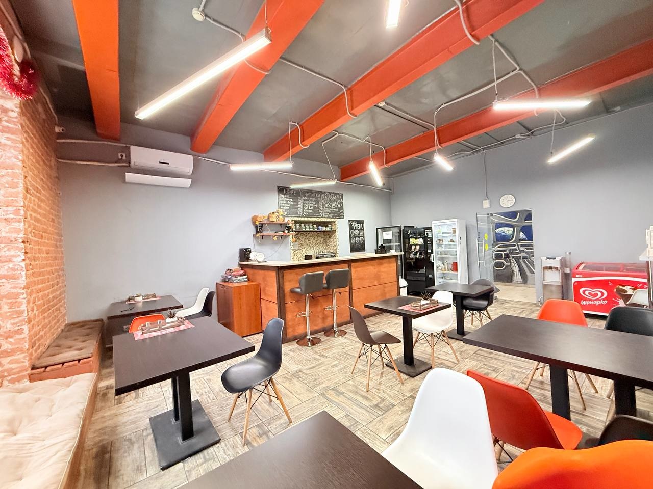 Предоставляем в аренду помещение с дизайнерской отделкой и высокими потолками.

Офис общей площадью 705 кв.м.  
Планировка: нескольких изолированных кабинетов, open space, переговорная,  помещение для приема пищи и сан.узлы.
В помещение  качественный ремонт и мебель, высота потолка 4,5 м. 

Здание р