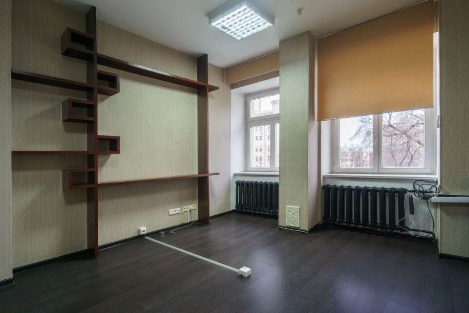Предлагается в аренду офис 285 кв.м. (этаж целиком).
Помещение в хорошем состоянии и готово к въезду, .
4-ый этаж. 
Планировка кабинетная, перегородки не несущие, возможна перепланировка.
Ставка аренды 26.900 рублей м2 в год
В ставку включено: НДС, эксплуатационные расходы, охрана.
Коммунальные плат