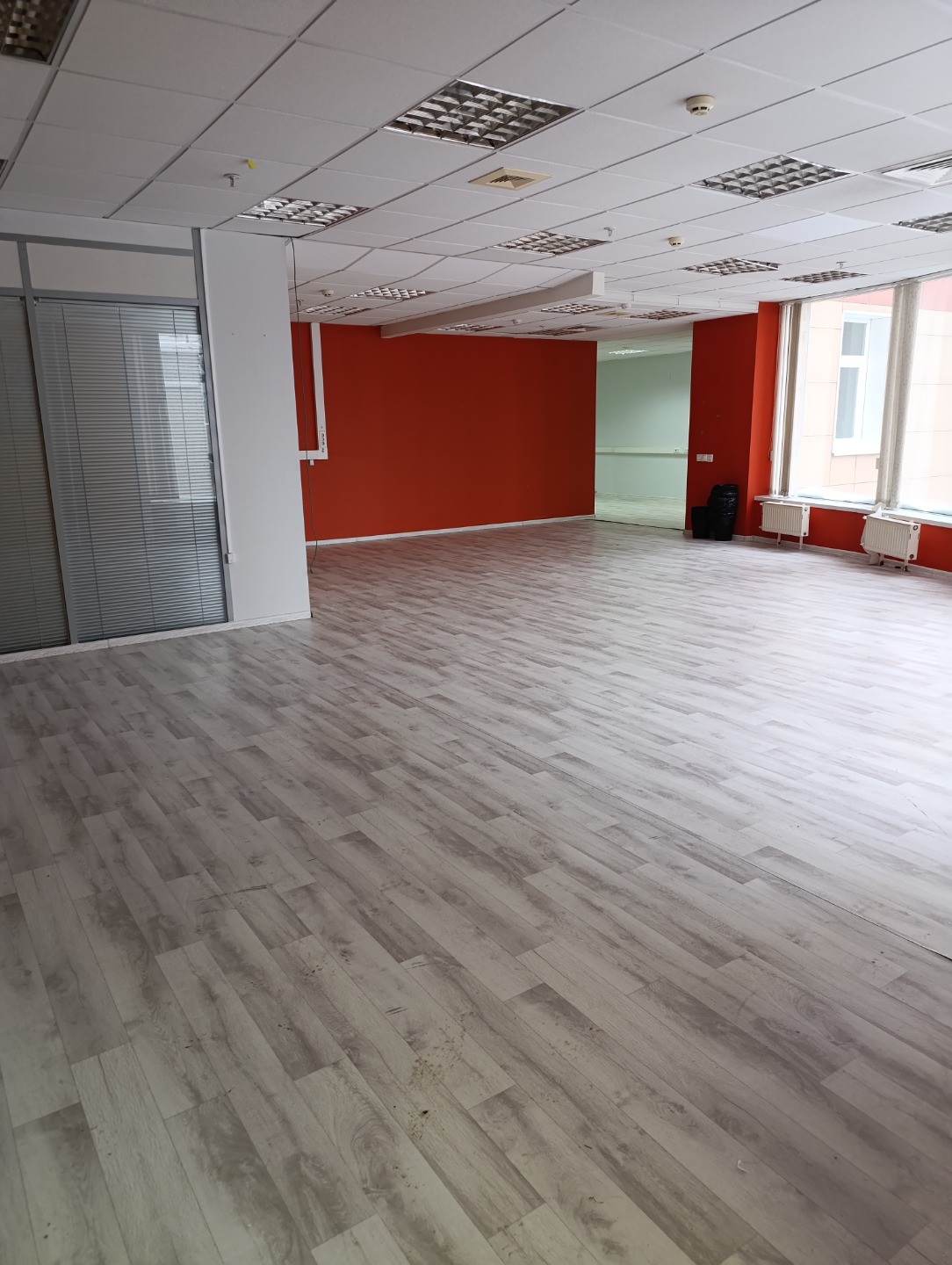 Предлагается в аренду офис 135 кв.м. в Бизнес Центр «Золотой век». 

Третий этаж.

Планировка: кабинеты и опен спейс.

Удобная транспортная доступность с Ленинградского проспекта, и ТТК. Хорошее соотношение качества офисов и цены.
 
Вентиляция: приточно-вытяжная. 
Кондиционирование: сплит-системы. 
