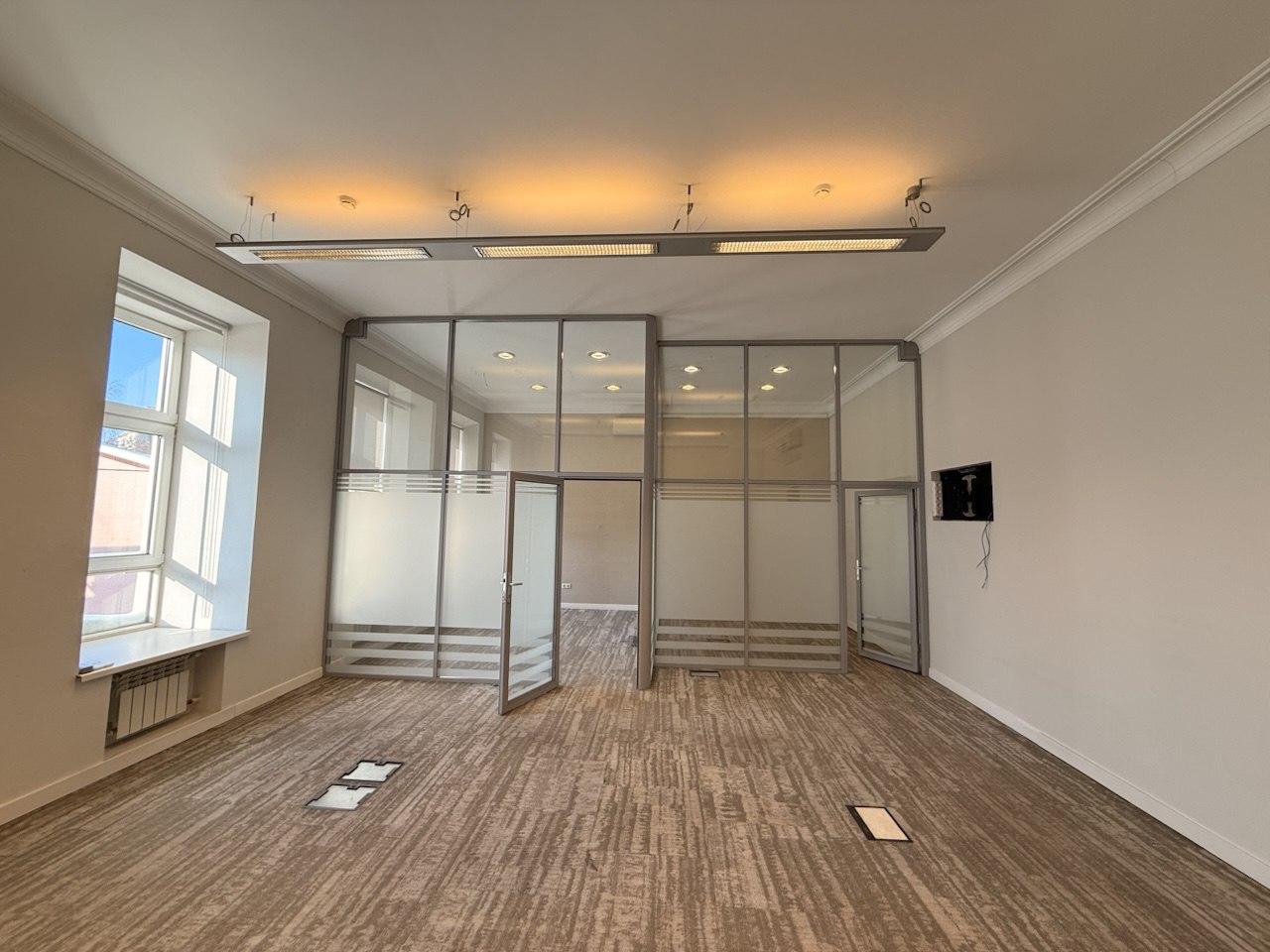 Предлагаем офис в особняке на Волхонке.

Общая площадь 68 кв.м.
Планировка: два кабинета и опен спейс.
Высокие потолки.

Красивый особняк XIX-века, прошедший реконструкцию в 2011 году, расположен в самом центре Москвы, в историческом месте, напротив Храма Христа Спасителя. 

Особняк имеет огороженну