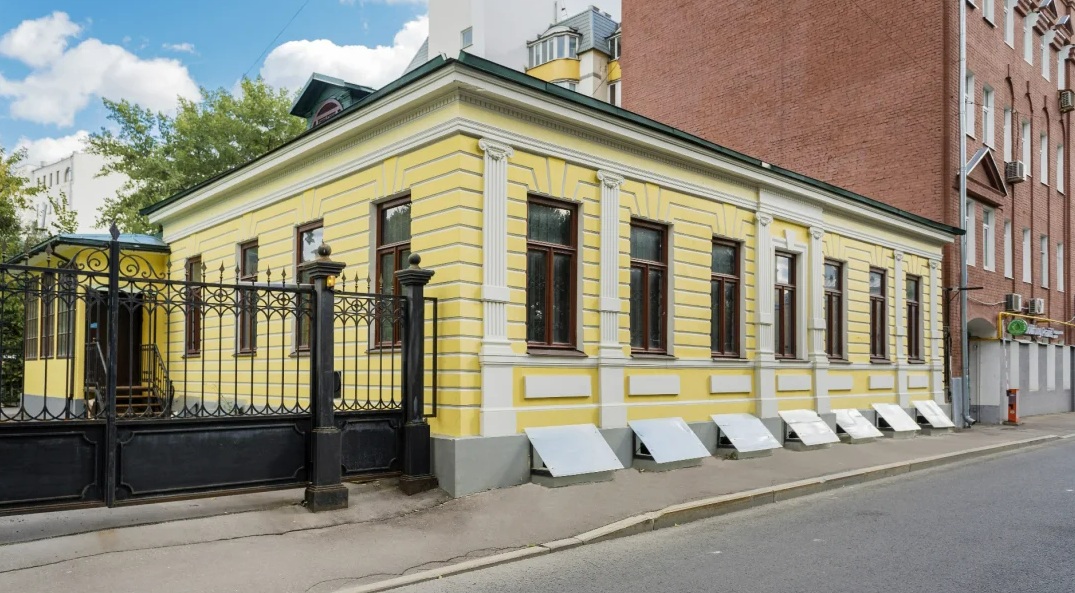 Особняк «Городская усадьба Андреевых» 
Объект культурного наследия.

Общая площадь: 380 кв.м.
Цокольный этаж с окнами - 119,5 м2,
1-й этаж  - 130,8 м2,
Мансарда - 49 м2.

Полностью реконструировано в 2019 году 

Три отдельных входа

Системы климат-контроля  
Современные системы пожарной безопасности