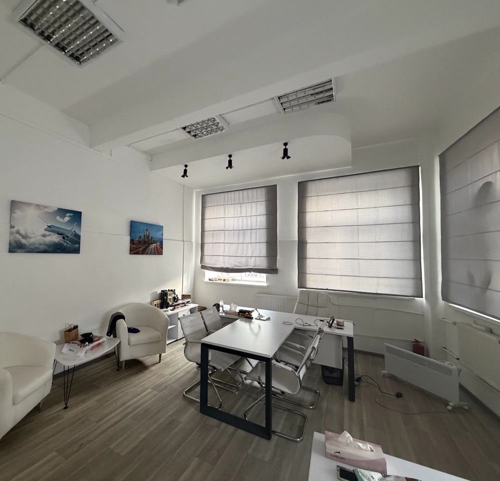 Предлагаем в аренду офис.

Кабинетная планировка, большие окна с прекрасными видами! 
Высокие потолки - 3,5 м
Этаж: 2 (без лифта)

Ближайшее метро: Краснопресненская (5 мин. пешком)
Баррикадная (7 мин. пешком) 

Охрана 24/7, паркинг

Закрытая территория

-налогообложение - НДС

Электричество и комму