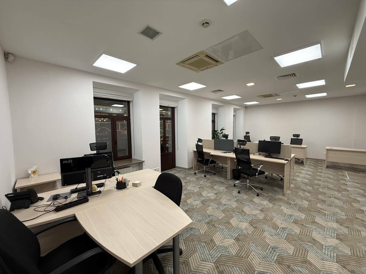 Предлагается в аренду офисы Бизнес центре Якиманка.

Исторический центр Москвы, в 1 км. до Кремля.

Офис на третьем этаже общей площадью 215 кв.м.
Кабинетная планировка; пять кабинетов кухня и сан. узлы. 

До станции метро Полянка 300 м–4 минуты пешком.

Центральные системы кондиционирования и вен