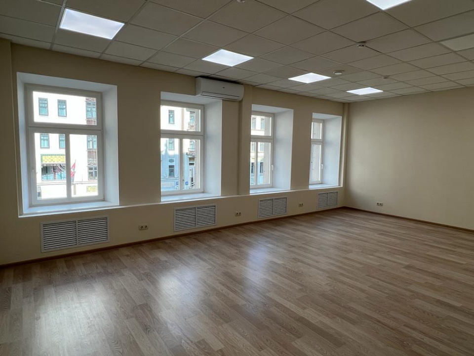 Предлагаем в аренду офис с отдельным  входом.
Помещение расположено на 2 и 3 этажах
На каждом этаже свой сан.узел
Планировка кабинетная, есть кухня и сан узлы.
В помещении выполнен качественный ремонт 
Высокие потолки, большие окна, кондиционеры
Может быть использовано как под офис, салон, медицинск