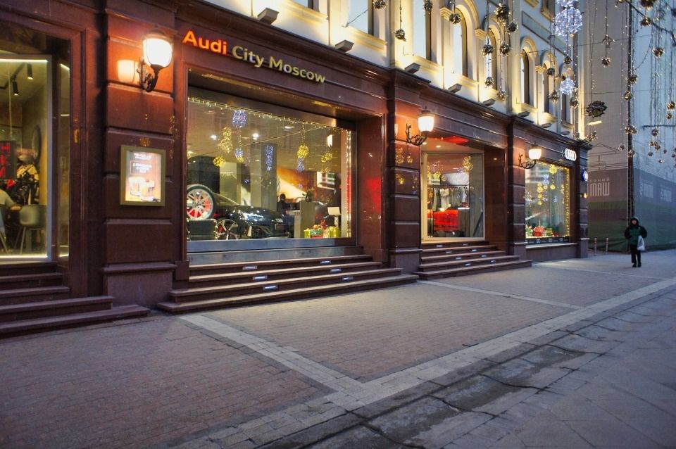 Предлагаем в аренду помещение свободного назначения 204.8 кв.м.  
Очень высокий пешеходный трафик!
Рассмотрим под различные виды деятельности.
БЦ Nikolskaya Plaza - это роскошный современный комплекс класса А, расположенный в двух шагах от Кремля, идеально сочетает в себе торговую и офисную зоны, яв