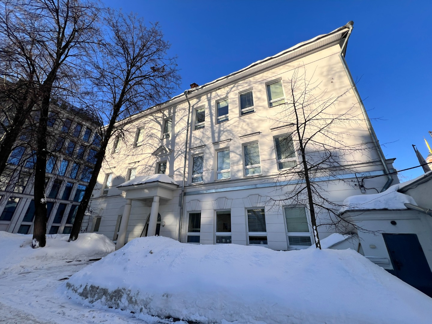 Прямая аренда от собственника.

Сдается офисное 3-х этажное здание.
Общая площадь 750 м. 
Два входа.
Кондиционирование - сплит-системы.
Огороженная территория, собственная парковка на 8 м/м.

От 4-х станций метро пешком 10 минут.

Арендная плата 2 400 000 руб/м2/год, включая НДС и коммуналку