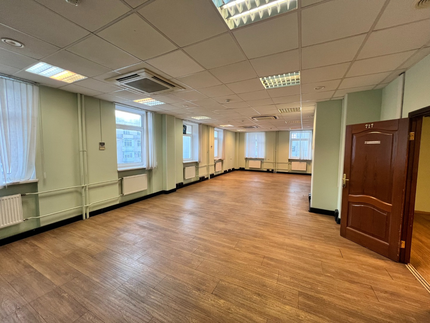 Предлагаем в аренду офис в Бизнес -Центре класса «В» 

Общая площадь 740 кв.м.
484 кв.м. (этаж целиком) и часть восьмого 256 кв.м.
Планировка кабинетная:  сан. узлы, ресепшен, серверная. 

Бизнес центр работает в круглосуточно  24/7 . 
Помещении в состоянии за выездом  арендаторов, арендные каникулы