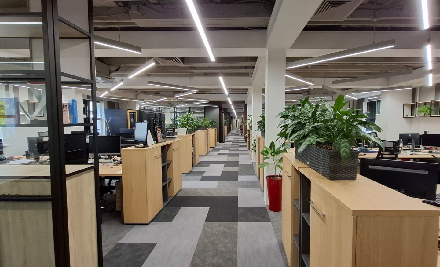 Предлагается в аренду отдельно стоящее 3-этажное здание на территории Делового центра.

Общая площадь 1551 кв.м.
Дизайнерская отделка.
Планировка смешанная: открытые пространства, кабинеты, переговорные комнаты, оборудованная кухню, а также санузлы и кросс-румы на каждом этаже. 
141 рабочее место.

