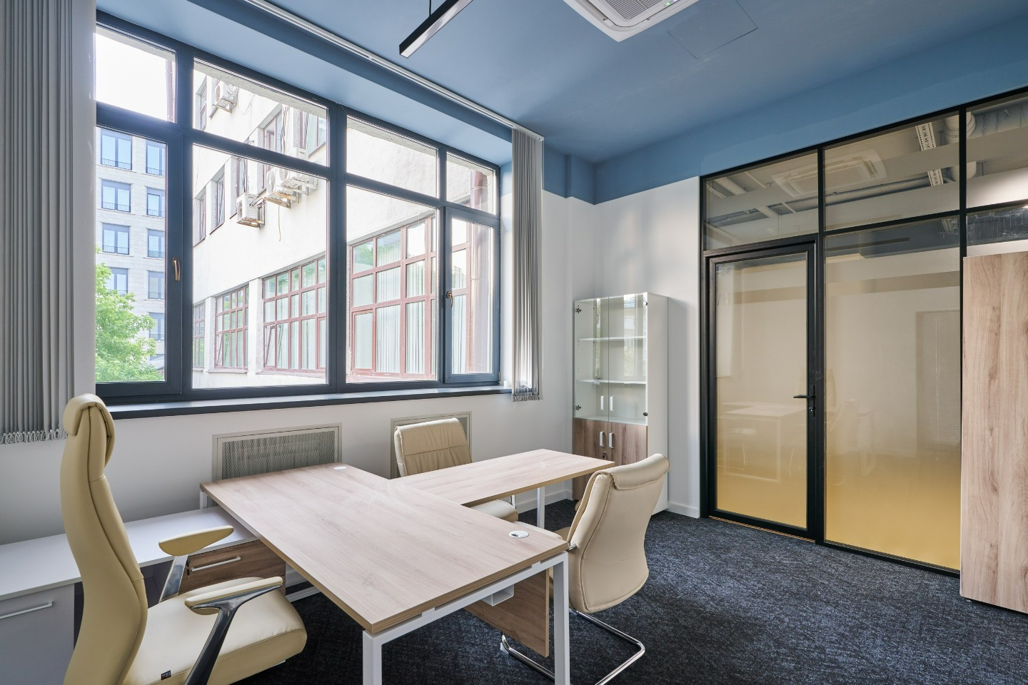 Предлагаем в аренду офис в 5 минутах пешком от метро Цветной бульвар. 

Смешанная планировка
Премиальная отделка.
Вентиляция. 
Кондиционирование. 
Безопасность: контроль-доступа, круглосуточная охрана. 
Парковка: наземная.

 Лифты: 1 (OTIS). 

Прямой договор аренды от СОБСТВЕННИКА! 
Юр. адрес предос