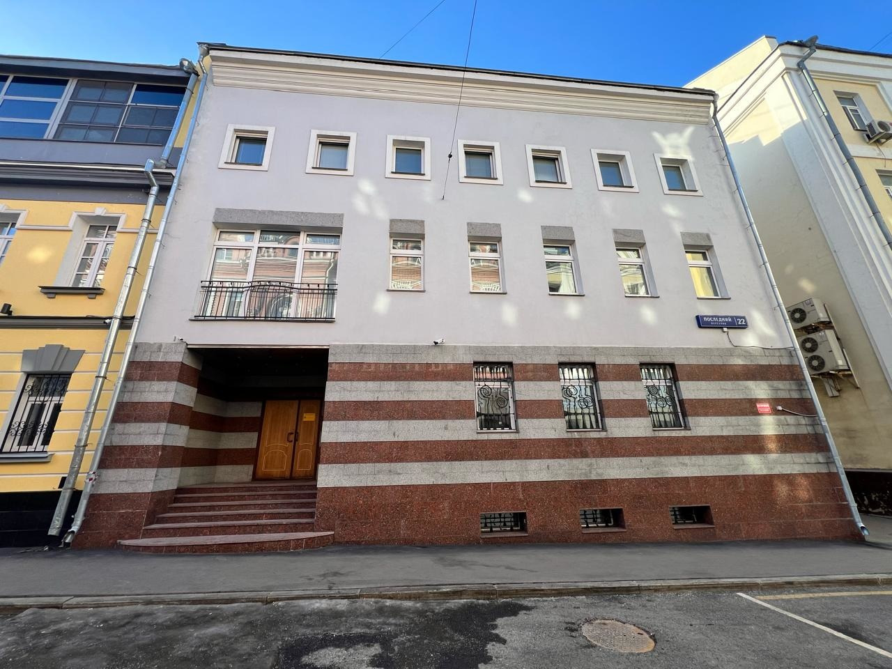 Предлагается отдельно-стоящее здание, на первой линии домов Последнего переулка, 

Общая площадь : 742 кв.м.
1 этаж : 140 кв.м.
2 этаж : 160 кв.м.
3 этаж : 160 кв.м.
4 этаж : 131 кв.м.
Подвал : 151 кв.м.

Земельный участок  300 кв.м. в аренде до 2047 г.

Год постройки : 2000
Мощность электричества 1