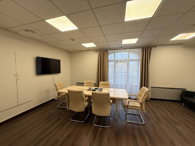 Предлагается в аренду офис Бизнес центре «Якиманка».

Исторический центр Москвы, в 1 км. до Кремля.

Офис на третьем этаже общей площадью 253 кв.м.
Кабинетная планировка; девять кабинетов кухня и сан. узлы. 

До станции метро Полянка 300 м–4 минуты пешком.

Центральные системы кондиционирования и ве