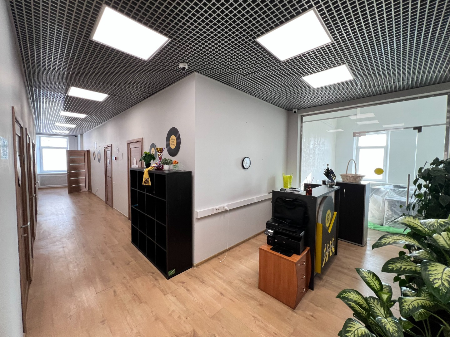 Прямая аренда.

Предлагаем в аренду офисный блок 269,4 кв.м. 
Кабинетная планировка, два сан узл, серверная.
6-й этаж.

Офис оснащен кондиционерами и системой пожарной безопасности.
В здании имеется лифт.
 
Здание находится под видеонаблюдением и круглосуточной охраной.

Выделено одно парковочное ме