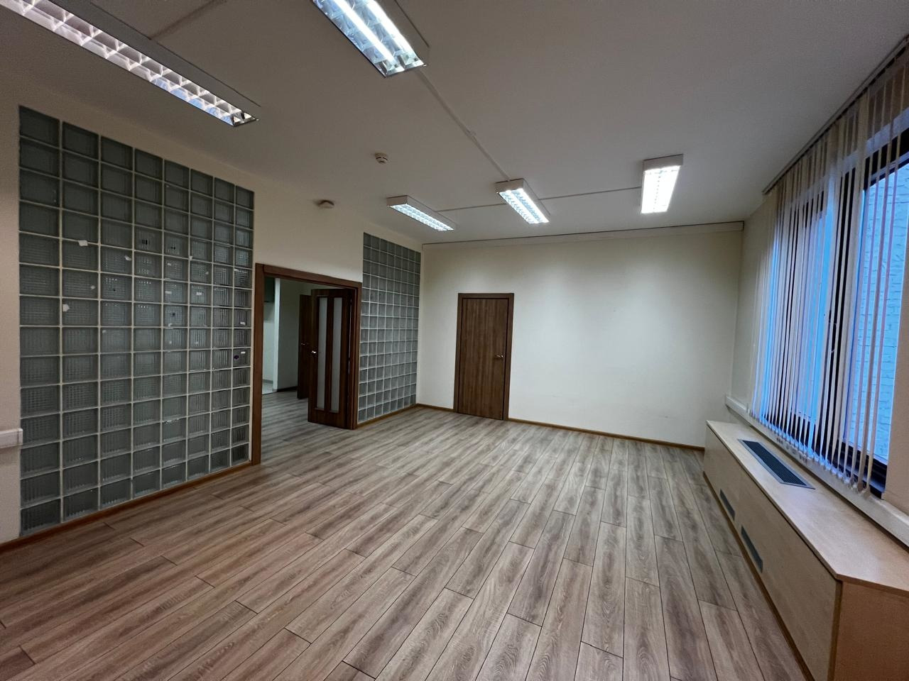 Предлагаем в аренду офис в БЦ Тверской класса В+. 

Общая площадь 184 м2 
Кабинетная планировка: шесть кабинетов, рецепшен,  кухня и два сан.узла

В 3 минутах от станции м. Чеховская, м. Пушкинская, м. Тверская. 
Охрана, круглосуточное видеонаблюдение, сигнализация. 
Доступ 24/7

• Телекоммуникации.