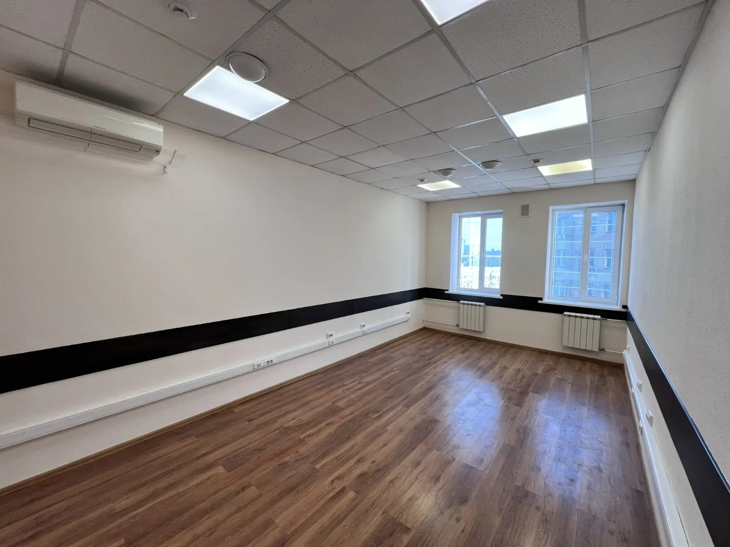 Предлагаем в аренду офисное помещение.

Общая площадь 264.2 кв.м. (этаж целиком).
Планировка: кабинетная. 
Офисная отделка. 

Метро Марьина Роща семь минут пешком. 

Удобный  доступ на Сущевский Вал (ТТК) и близость Новослободской, Новосущевской и Бутырской улиц. 

Кондиционирование: сплит-системы. 