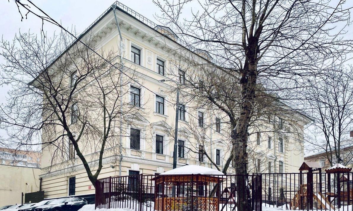 В аренду предлагается отдельный этаж с дизайнерским ремонтом. 

Общая площадь 970 кв.м.
Отдельные кабинеты и блоки кабинетов, переговорные, зона кухни, открытая зона 200 кв.м.
Современная офисная отделка
Электроснабжение 100 кВт
Вентиляция приточно-вытяжная
Дымоудаление, пожарная сигнализация.
Конди