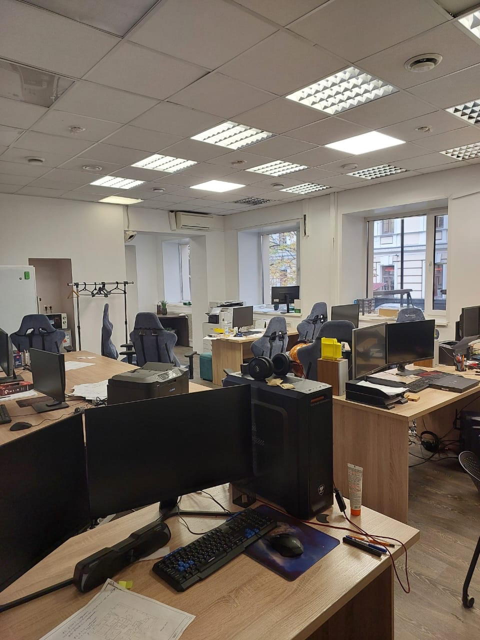 Предлагаем в аренду офис 227 кв.м.

Планировка: кабинеты 33, 38, 6 кв.м, два больших кабинета по 50 кв.м., переговорная, кухня, 2 туалета.
Высота потолков 3 м.
Косметический ремонт внутри помещений 2025 г
Готов к заезду арендатора.

Юр. адрес ИФНС №3
Электроснабжение 50 кВт
Пожарная сигнализация
Охр