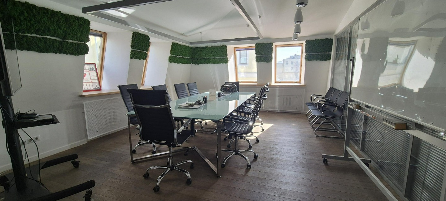 Предлагаем в аренду офисный особняк общей площадью 478 кв.м.

Презентабельный БЦ в пешей доступности от ст.м.Курская  

Кондиционирование,  готов к заезду арендатора с 01.04.2026 г.
В арендную ставку все включено.
Дополнительно электроэнергия по счетчику.

Предоставляется юридический адрес 9 ИФНС.
А