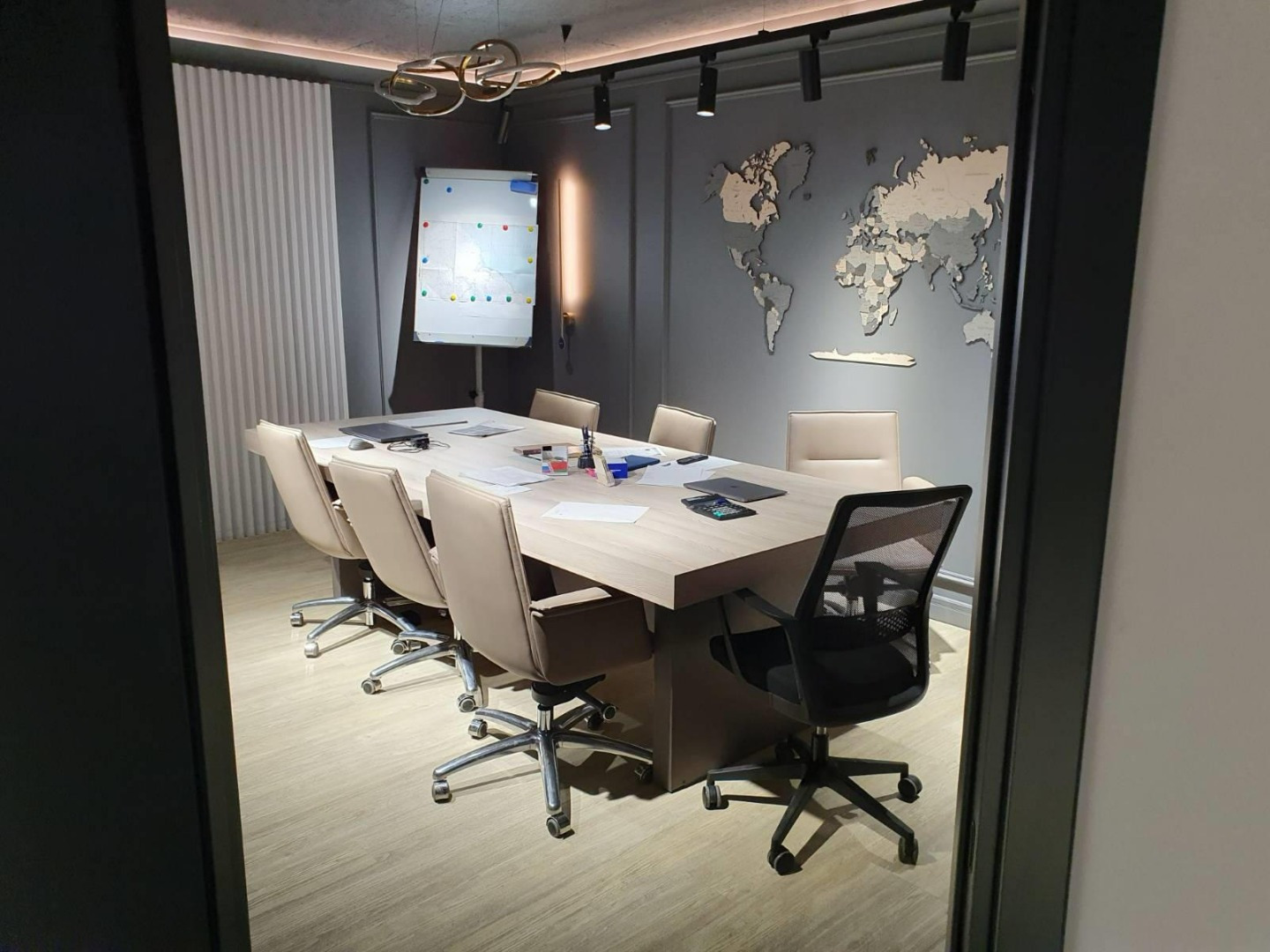 Предлагаем в аренду офисный блок общей площадью 113.4 кв.м.

Презентабельный БЦ в пешей доступности от ст.м.Курская  

Кондиционирование, офис готов к заезду арендатора.
В арендную ставку все включено, за исключением услуг связи.

Предоставляется юридический адрес 9 ИФНС.
Аренда от собственника.

Уд