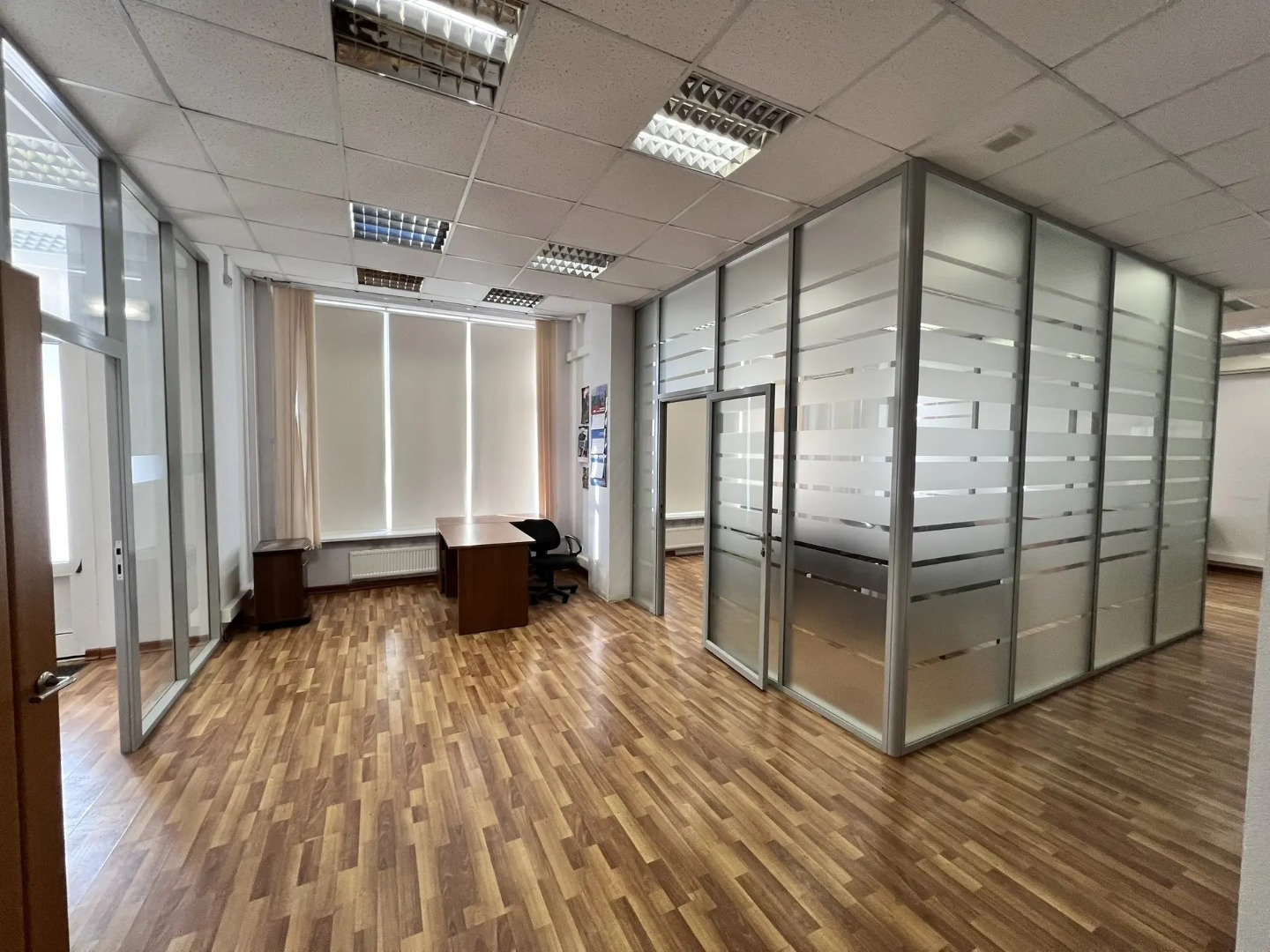 
Прямая аренда от Собственника.

Предлагаем офис 114.2 м2 
Первый этаж, отдельный вход.
Планировка: смешанная. 

Ставка 29 000 р за м2 в год в т ч НДС.
Отдельно оплата КП, интернет, парковка.
Предоплата за первый и последний месяц.
Обсуждаются арендные каникулы. 
 
Юр. адрес предоставляется, ИФНС 14