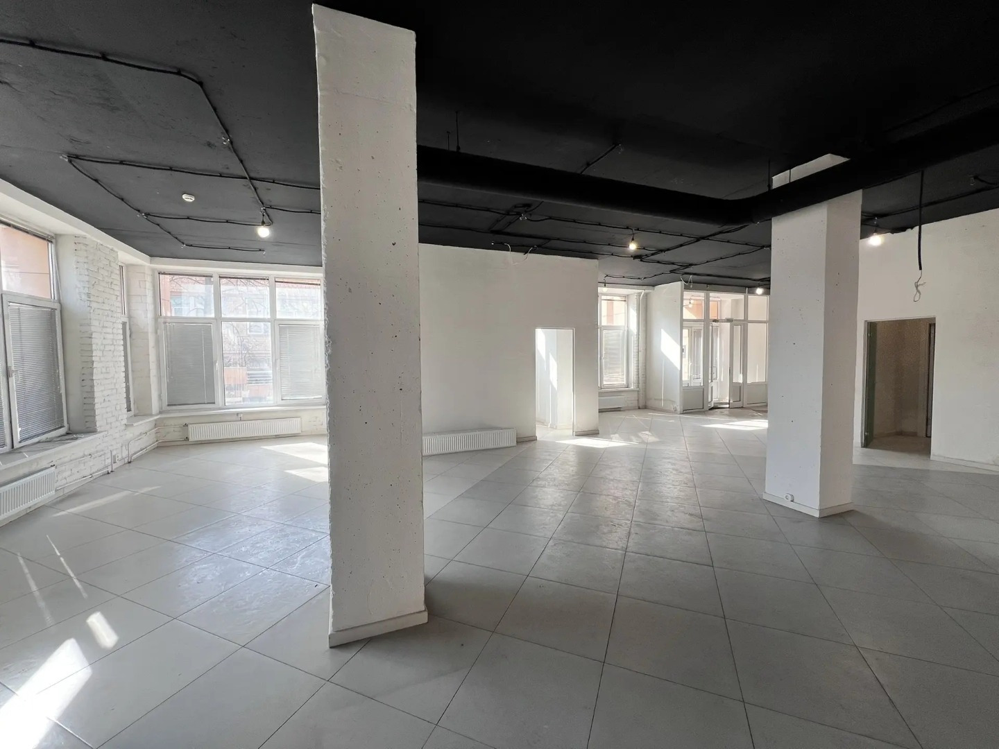 
Прямая аренда от Собственника.

Предлагаем офис  194 м2 
Первый этаж, отдельный вход.
Планировка: смешанная. 

Ставка 26 000 р за м2 в год в т ч НДС.
Отдельно оплата КП, интернет, парковка.
Предоплата за первый и последний месяц.
Обсуждаются арендные каникулы. 
 
Юр. адрес предоставляется, ИФНС 14