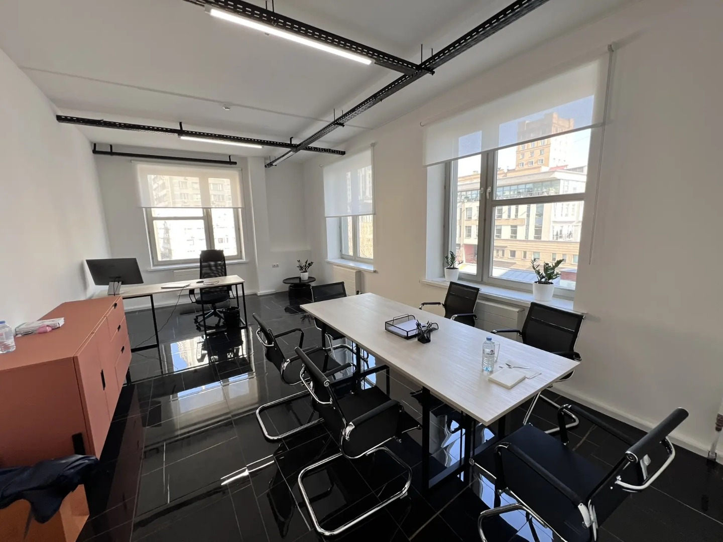 Офисный блок в БЦ на Малой Дмитровке.

Общая площадь 265 кв.м..
Качественный ремонт.
Смешанная планировка.
5-й этаж 

Стоимость аренды  927 500 руб. в месяц, включая НДС эксплуатацию.
Коммунальные услуги включены в аренду.
Обеспечительный платеж 1 месяц.
Срок договора 11 месяцев

Режим 24/7 с пропус