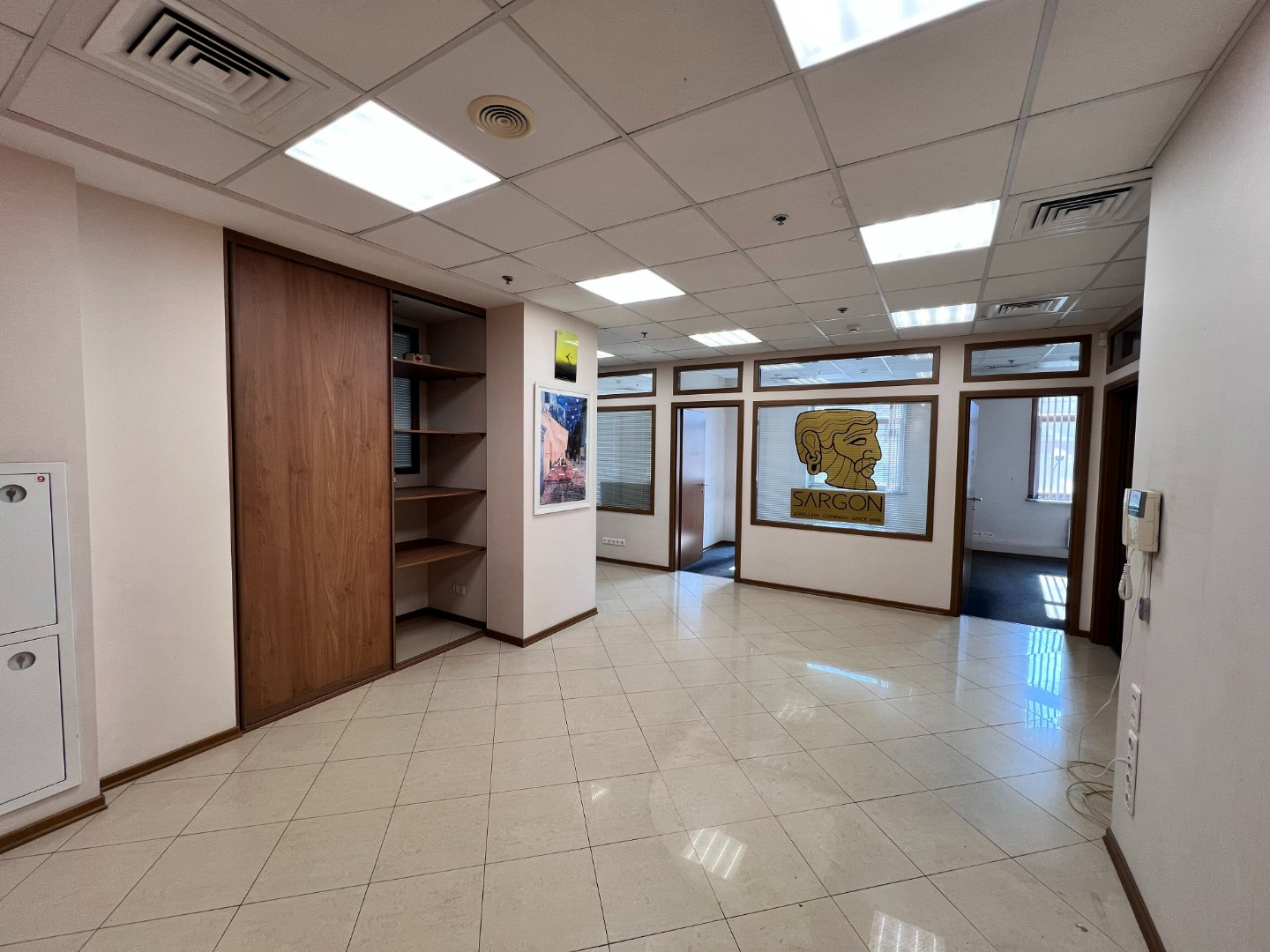 Предлагаем в аренду офис БЦ «Краснопресненский» 

Общая площадь 145 кв.м. на 3 этаже 
Планировка: пять кабинетов, серверная, коридор. 
В помещении кондиционирование и приточно-вытяжная вентиляция. 

Для гостей и сотрудников бизнес-центра работают столовая, кафе и ресторан. 
Круглосуточный режим рабо